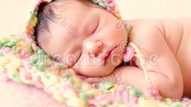 一个穿着针织帽子的可爱的熟睡宝宝